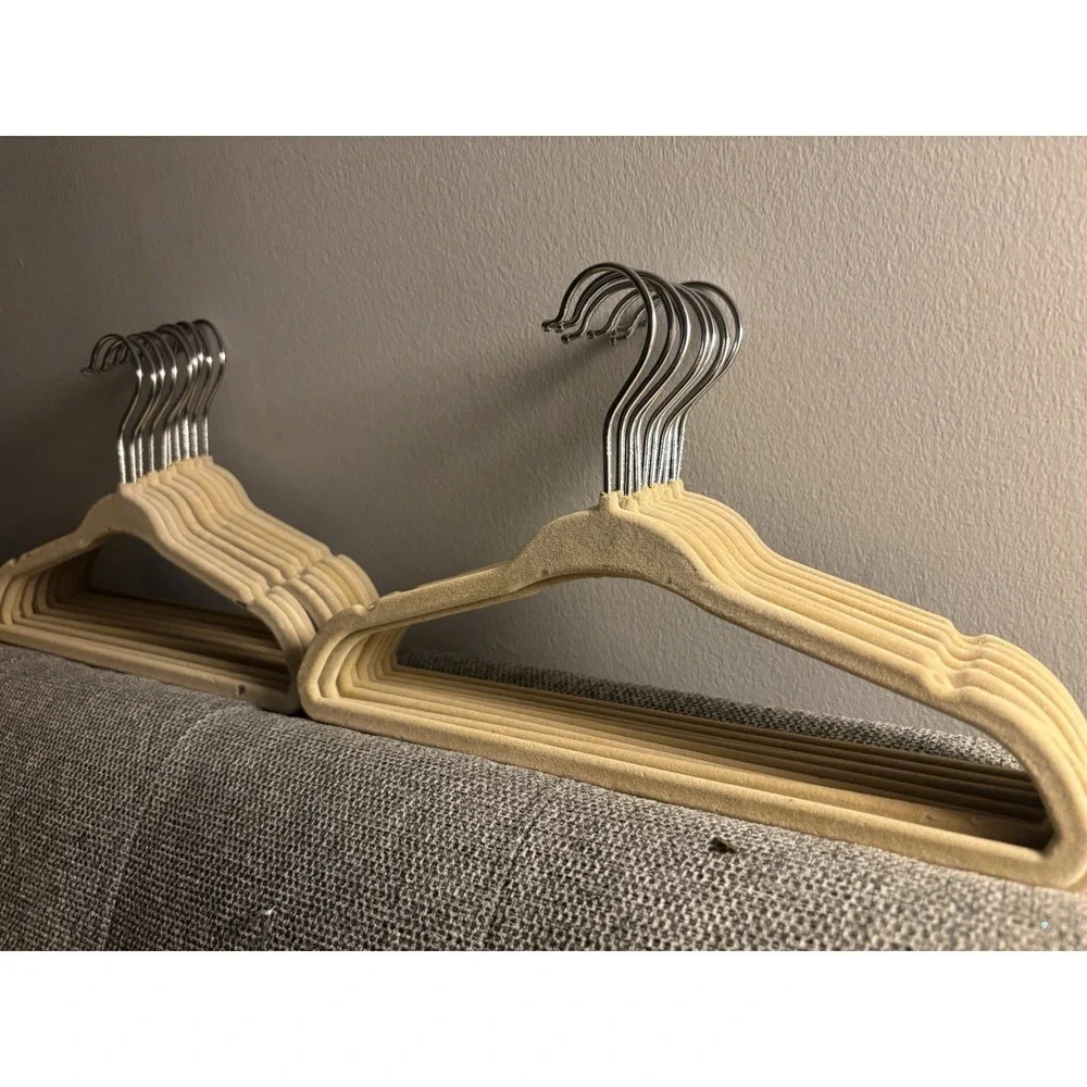 20pc Beige Non-Slip Velvet Hangers w/ Metal Hooks (KIDS)
